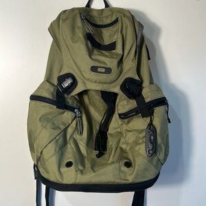 OAKLEY BIG GREEN HIKING BAG WITH BOTTOM COOLER POCKET AND RAIN COVER